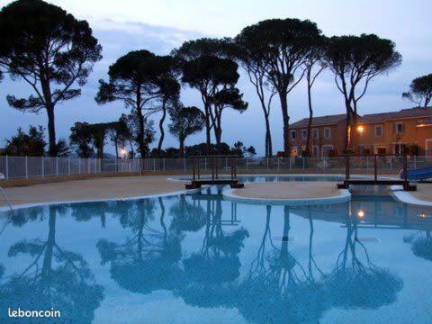 Maison Climatisee Avec Piscine Chauffee كالفيسون المظهر الخارجي الصورة