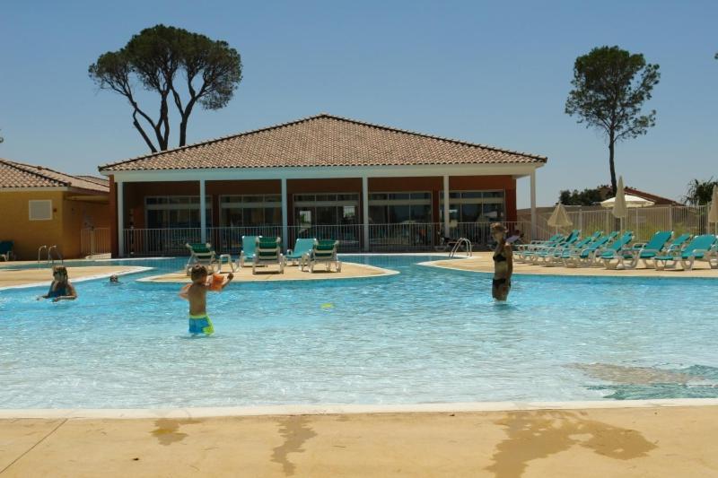 Maison Climatisee Avec Piscine Chauffee كالفيسون المظهر الخارجي الصورة